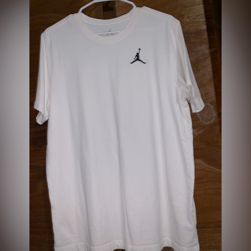 All whit jordan tshirt